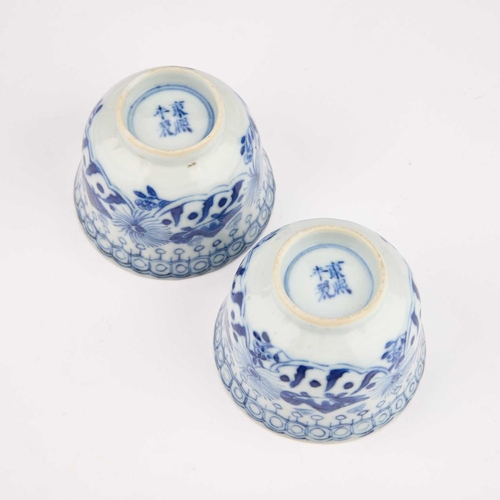 91 - A PAIR OF CHINESE BLUE AND WHITE EXPORT TEA BOWLS AND SAUCERS, EARLY 19TH CENTURY each tea bowl inte... 