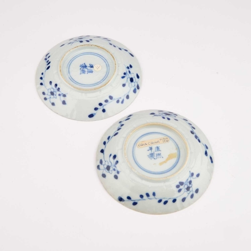 91 - A PAIR OF CHINESE BLUE AND WHITE EXPORT TEA BOWLS AND SAUCERS, EARLY 19TH CENTURY each tea bowl inte... 