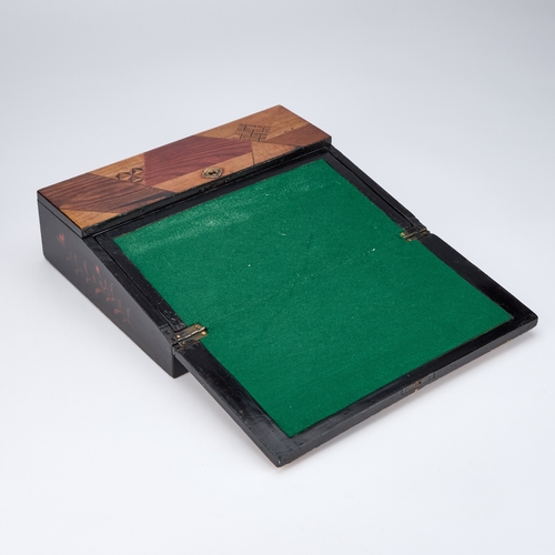 115 - A JAPANESQUE MARQUETRY WRITING SLOPE, CIRCA 1900 the interior with a green baize-lined writing surfa... 