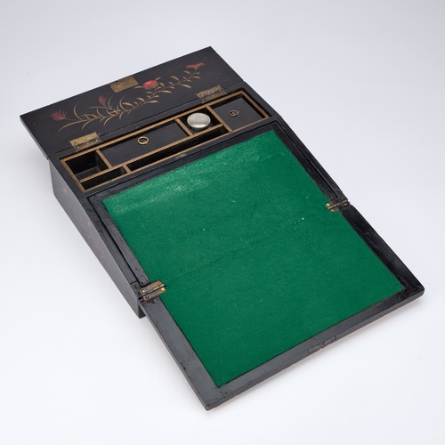 115 - A JAPANESQUE MARQUETRY WRITING SLOPE, CIRCA 1900 the interior with a green baize-lined writing surfa... 