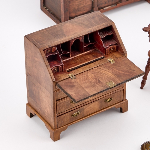 123 - SIX PIECES OF MINIATURE FURNITURE comprising four Windsor chairs, a bureau and a settle; along with ... 