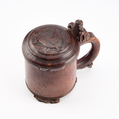 46 - AN 18TH CENTURY CEREMONIAL BURR BIRCH PEG-TANKARD, NORWEGIAN, CIRCA 1750-1800 the well-figured drum ... 