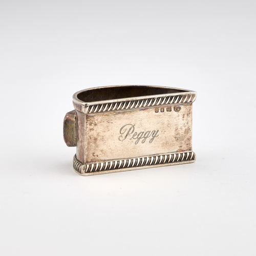 464 - AN ARTS AND CRAFTS SILVER AND AGATE NAPKIN RING by Amy Sandheim Ltd, London 1932, demilune, decorate... 