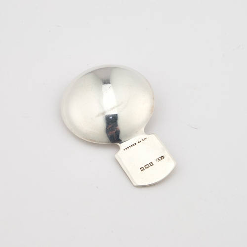 471 - AN ELIZABETH II SILVER AND ENAMEL CADDY SPOON by Turner & Simpson, Birmingham 1976, with an enam... 