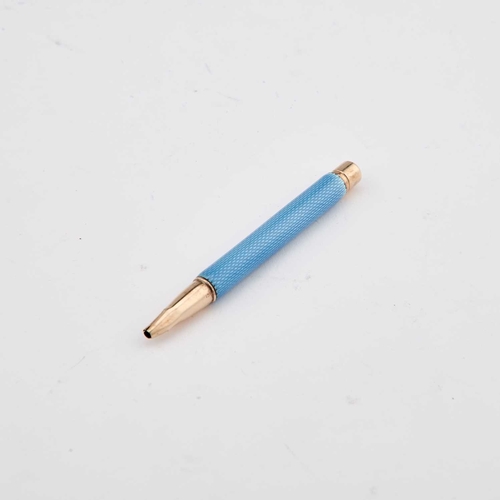 1052 - A 9 CARAT GOLD AND ENAMEL PROPELLING PENCIL marked '9CT', of cylindrical form, decorated with pale b... 