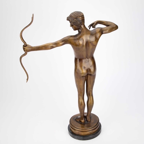 1076 - AN EARLY 20TH CENTURY EUROPEAN SCHOOL BRONZE STATUE OF A NUDE ARCHER on a marble base. 60cm high ove... 