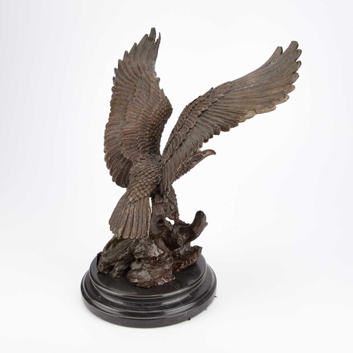 1080 - A 20TH CENTURY SCHOOL BRONZE OF AN EAGLE on a marble base, appears unsigned. 37cm high overall... 