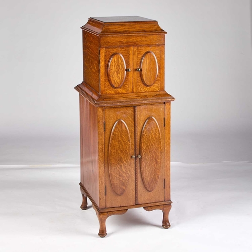 1310 - AN EARLY 20TH CENTURY OAK CASED ROBEY GRAMOPHONE the oak case with a hinged cover above a pair of do... 