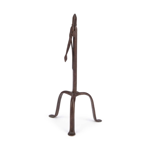 20 - AN 18TH/ 19TH CENTURY STEEL SPRING-ACTION RUSH NIP HOLDER with a tripod base. 24cm high