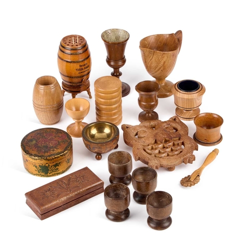 286 - A COLLECTION OF TREEN including a pastry crimper, a salt with brass liner, a carved stamp box, a gob... 