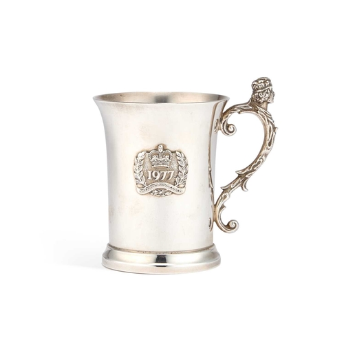 430 - AN ELIZABETH II SILVER MUG by Birmingham Mint, Birmingham 1978, commemorating the 1977 Silver Jubile... 