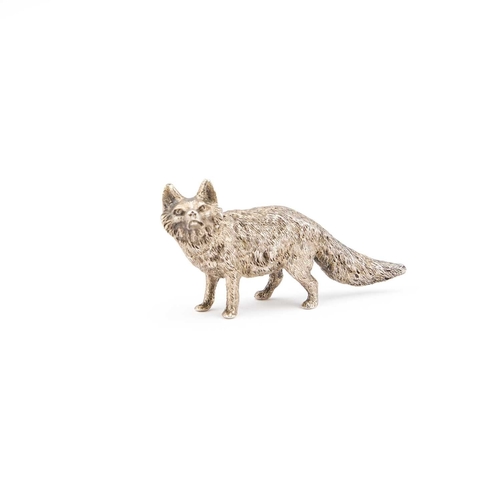 440 - AN EDWARDIAN CAST SILVER NOVELTY PEPPER POT by William Hornby, London 1901, modelled as a fox. 6.6cm... 