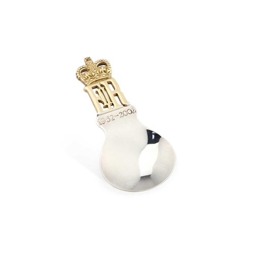 441 - AN ELIZABETH II COMMEMORATIVE GOLDEN JUBILEE SILVER-GILT CADDY SPOON by Albert Edward Jones, Birming... 