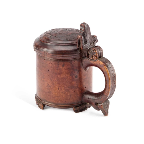 46 - AN 18TH CENTURY CEREMONIAL BURR BIRCH PEG-TANKARD, NORWEGIAN, CIRCA 1750-1800 the well-figured drum ... 