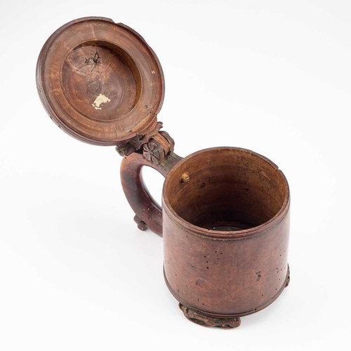 46 - AN 18TH CENTURY CEREMONIAL BURR BIRCH PEG-TANKARD, NORWEGIAN, CIRCA 1750-1800 the well-figured drum ... 