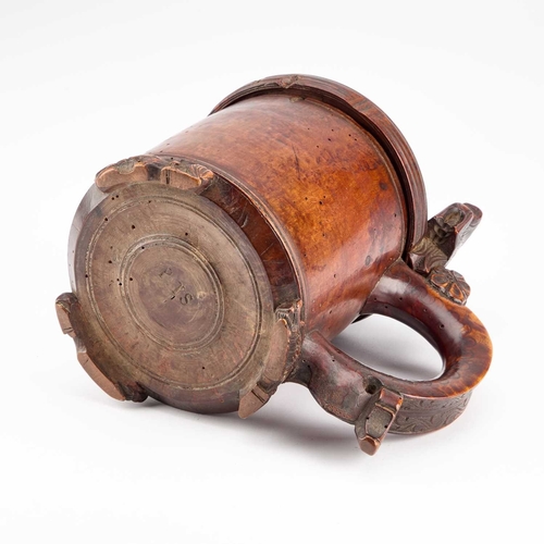 46 - AN 18TH CENTURY CEREMONIAL BURR BIRCH PEG-TANKARD, NORWEGIAN, CIRCA 1750-1800 the well-figured drum ... 