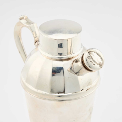 461 - AN ART DECO SILVER COCKTAIL JUG by Goldsmiths & Silversmiths Co Ltd, London 1929, the shaker wit... 