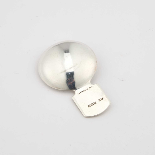 471 - AN ELIZABETH II SILVER AND ENAMEL CADDY SPOON by Turner & Simpson, Birmingham 1976, with an enam... 