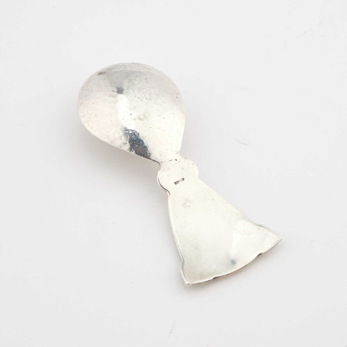 482 - AN IONA SILVER CADDY SPOON the lightly planished bowl with an embossed Celtic design handle. 8cm lon... 