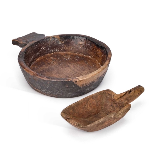 8 - AN EARLY 19TH CENTURY CARVED GRAIN SCOOP TOGETHER WITH A CARVED ELM BOWL (2) Bowl 43cm wide overall... 