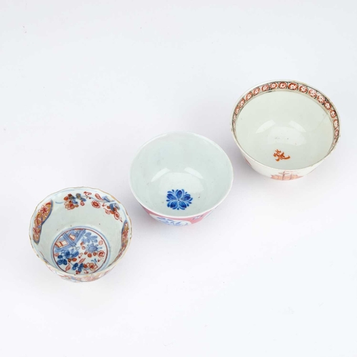 915 - AN 18TH CENTURY CHINESE IMARI TEA BOWL together with a Chinese Famille Rose ground tea bowl and an 1... 