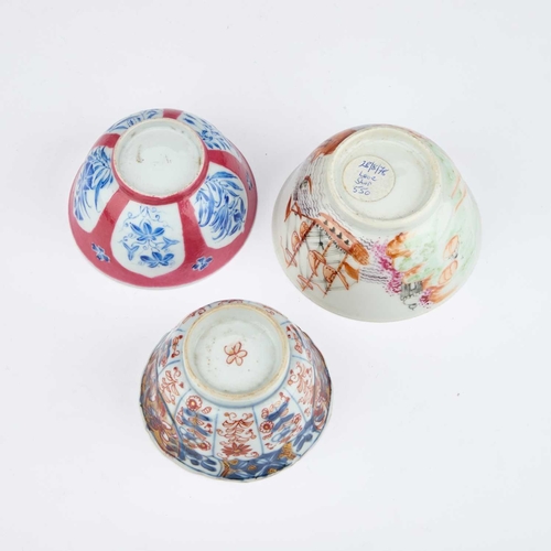 915 - AN 18TH CENTURY CHINESE IMARI TEA BOWL together with a Chinese Famille Rose ground tea bowl and an 1... 