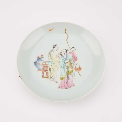 922 - A SMALL CHINESE FAMILLE ROSE DISH painted with figures, bearing an iron-red four-character mark. 16.... 