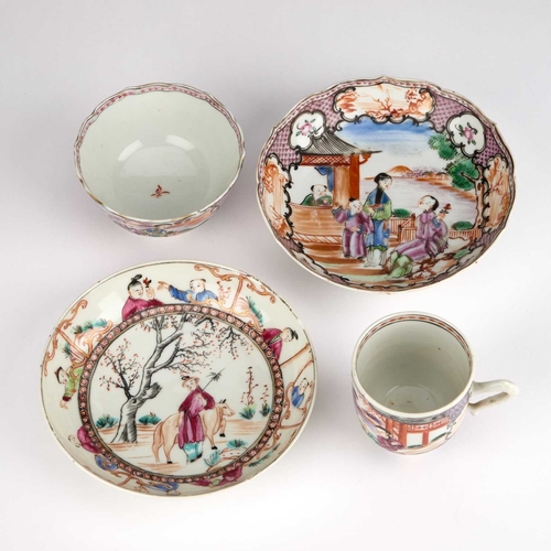 923 - FOUR PIECES OF 18TH CENTURY CHINESE EXPORT FAMILLE ROSE PORCELAIN comprising a tea bowl and saucer, ... 