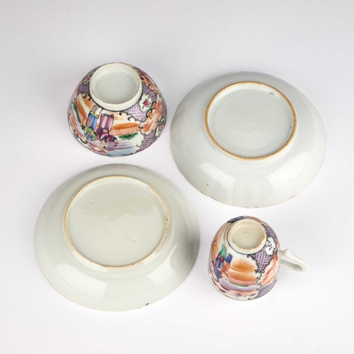 923 - FOUR PIECES OF 18TH CENTURY CHINESE EXPORT FAMILLE ROSE PORCELAIN comprising a tea bowl and saucer, ... 