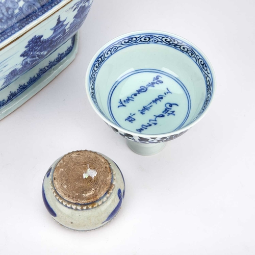 933 - AN 18TH CENTURY CHINESE BLUE AND WHITE TUREEN AND COVER together with a Chinese blue and white stem ... 