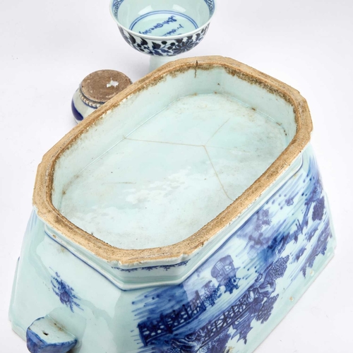 933 - AN 18TH CENTURY CHINESE BLUE AND WHITE TUREEN AND COVER together with a Chinese blue and white stem ... 