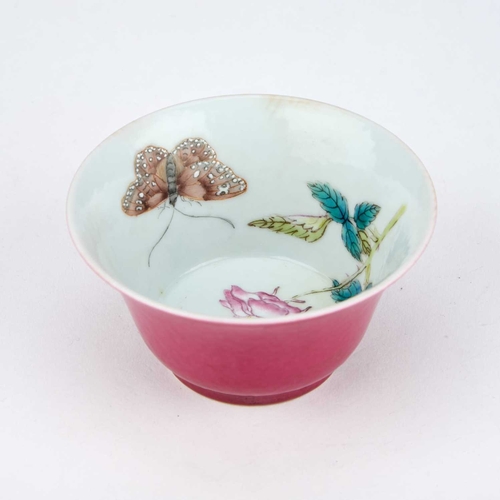 941 - A CHINESE RUBY-BACK TEA BOWL with a flared rim, the interior painted with butterflies and a floral s... 