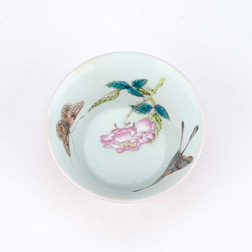 941 - A CHINESE RUBY-BACK TEA BOWL with a flared rim, the interior painted with butterflies and a floral s... 