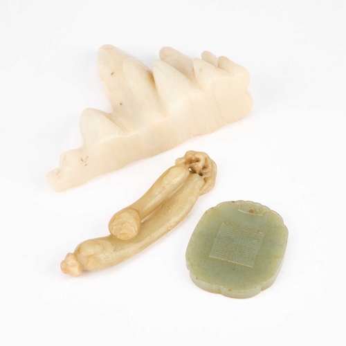 959 - A GROUP OF CHINESE JADE CARVINGS including a shaped rectangular pendant carved with a monkey, etc. (... 