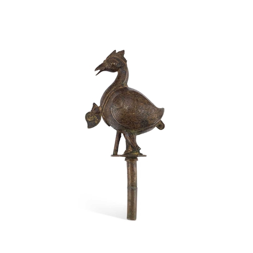 967 - A 17TH/ 18TH CENTURY INDIAN BRONZE FINIAL in the form of a standing bird. 19cm high... 