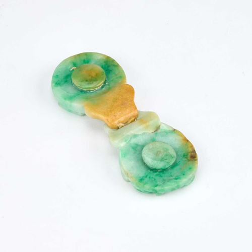 993 - A CHINESE JADE BELT BUCKLE, QING DYNASTY carved to depict coiled chilongs amongst lingzhi sprays, on... 