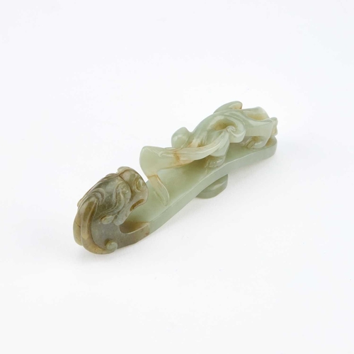 166 - A CHINESE JADE 'DRAGON' BELT HOOK 9.5cm longIn very good condition without damage.... 