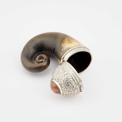 205 - A 19TH CENTURY SCOTTISH SILVER-MOUNTED AND AGATE-SET HORN SNUFF MULL unmarked, with a reeded border,... 