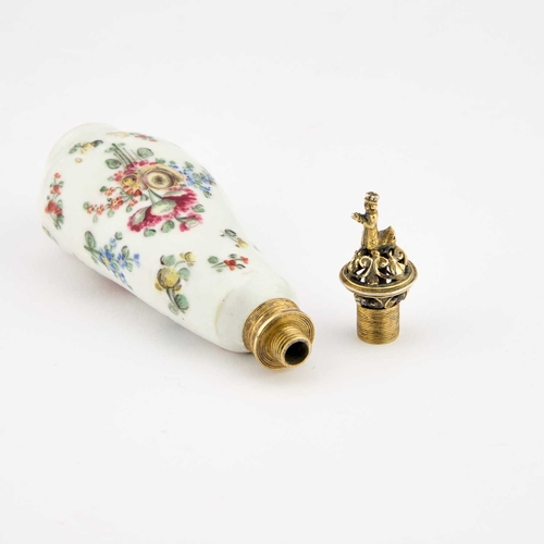 25 - AN 18TH CENTURY PORCELAIN SCENT FLASK painted with summer flowers, the screw stopper surmounted by t... 