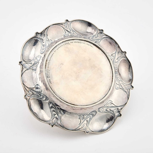 254 - RAMSDEN & CARR: AN ARTS AND CRAFTS SILVER DISH by Omar Ramsden & Alwyn Carr, London 1912, of sha... 