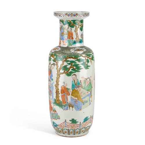 70 - A LARGE 19TH CENTURY CHINESE FAMILLE VERTE PORCELAIN ROULEAU VASE IN KANGXI STYLE enamel painted in ... 