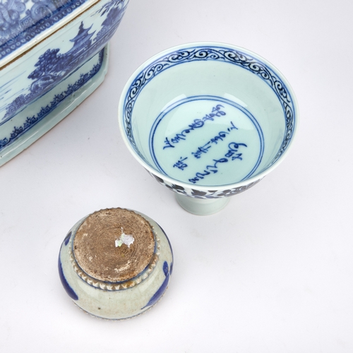 118 - AN 18TH CENTURY CHINESE BLUE AND WHITE TUREEN AND COVER together with a Chinese blue and white stem ... 