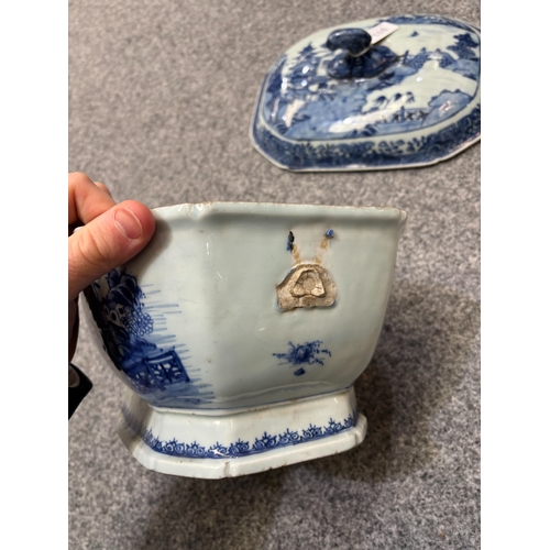 118 - AN 18TH CENTURY CHINESE BLUE AND WHITE TUREEN AND COVER together with a Chinese blue and white stem ... 