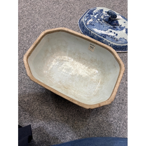 118 - AN 18TH CENTURY CHINESE BLUE AND WHITE TUREEN AND COVER together with a Chinese blue and white stem ... 