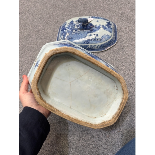 118 - AN 18TH CENTURY CHINESE BLUE AND WHITE TUREEN AND COVER together with a Chinese blue and white stem ... 