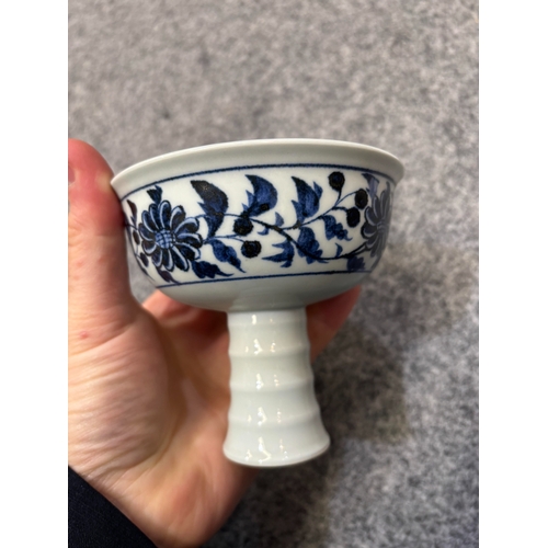 118 - AN 18TH CENTURY CHINESE BLUE AND WHITE TUREEN AND COVER together with a Chinese blue and white stem ... 