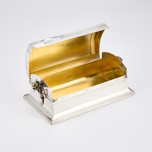 271 - AN ARTS AND CRAFTS SILVER TABLE CASKET OF HEAVY GAUGE by Omar Ramsden, London 1932, rectangular with... 