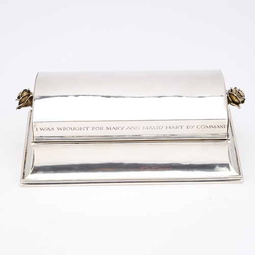 271 - AN ARTS AND CRAFTS SILVER TABLE CASKET OF HEAVY GAUGE by Omar Ramsden, London 1932, rectangular with... 