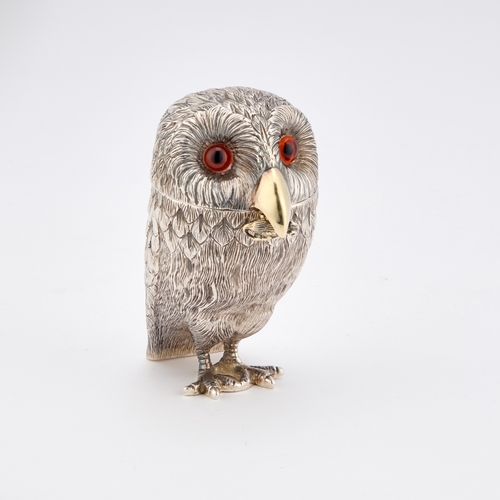 338 - AN ELIZABETH II SILVER NOVELTY MUSTARD POT by Comyns of London Ltd, London 2004, cast as an owl, the... 