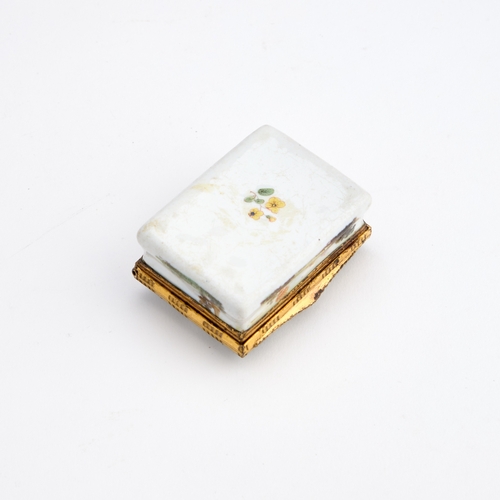 534 - A SOUTH STAFFORDSHIRE ENAMEL SNUFF BOX, CIRCA 1760-70 rectangular with waisted sides, the hinged cov... 